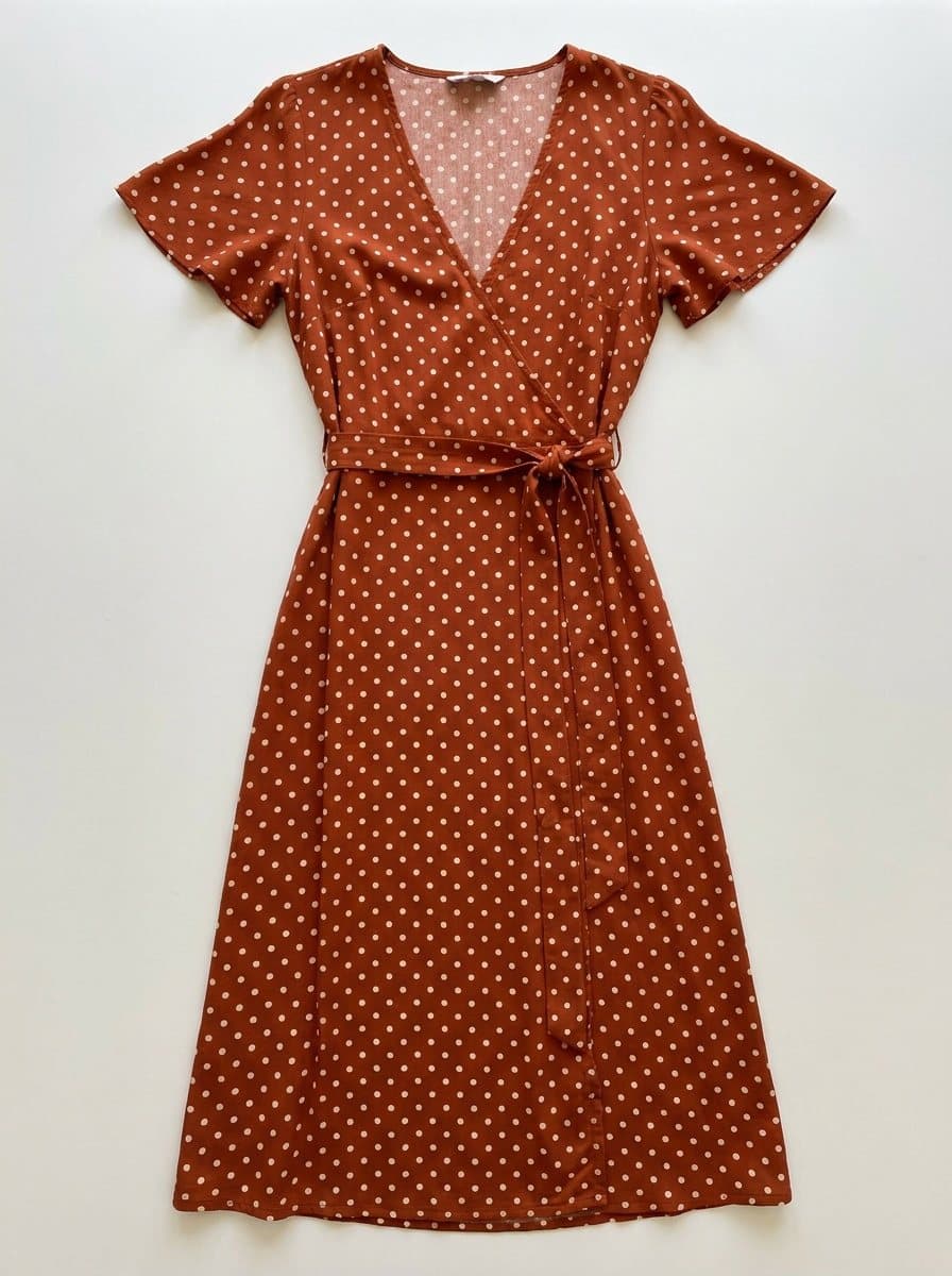 Foto de fornecedor de um vestido de bolinhas, como a lojista manda